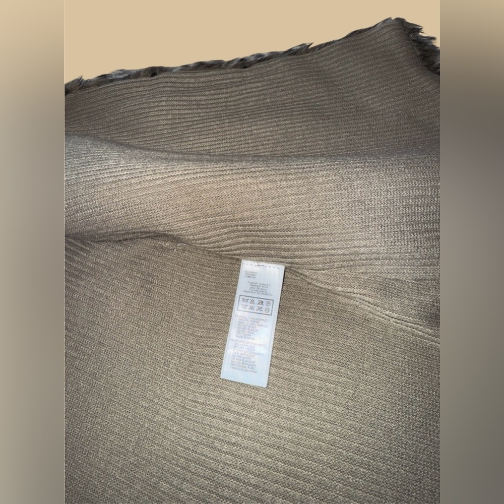 🛍️SALE🛍️ Forever 21 Faux Fur Knit Vest - Picture 7 of 7